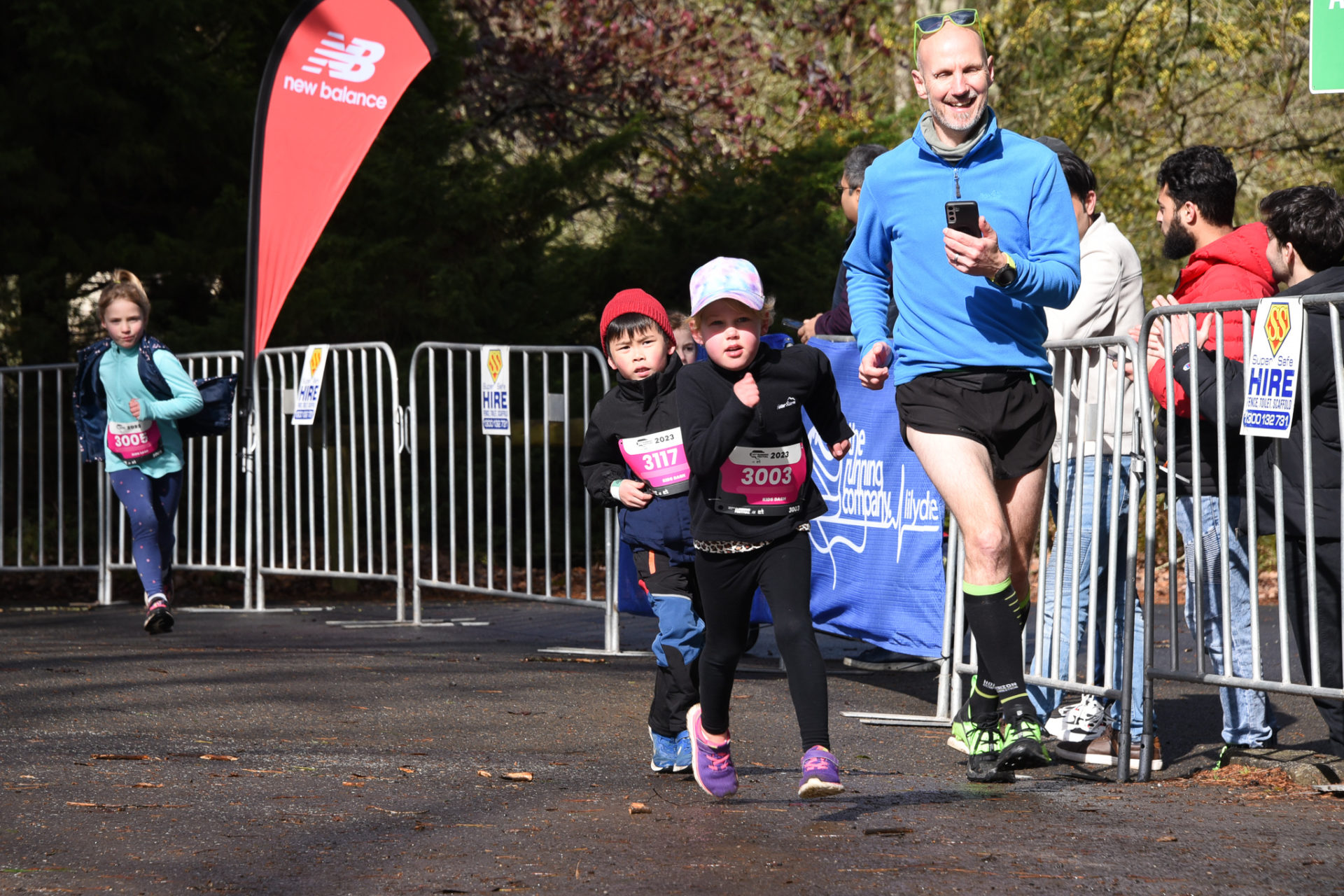 Children and mum in running gear.